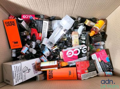 une boîte en carton remplie de divers produits cosmétiques