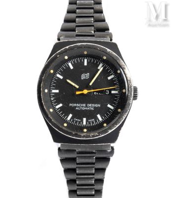 une image représentant une montre noire avec des aiguilles jaunes sur fond blanc