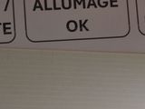 un gros plan d'une affiche collée sur la porte d'un réfrigérateur