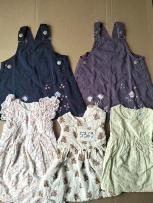 quatre robes pour bébés filles, de couleurs et de tailles différentes