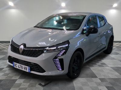 vue de face d'une voiture argentée sur un sol à damier