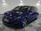 la voiture bleue est garée sur un sol en damier dans le garage