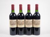 trois bouteilles de vin rouge sont posées les unes à côté des autres sur une surface blanche