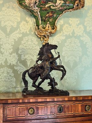une statue de cheval posée sur une commode
