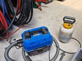 une photo d'une pièce où il y a beaucoup d'outils par terre