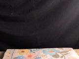 une pile de serviettes pliées posée sur une table en bois