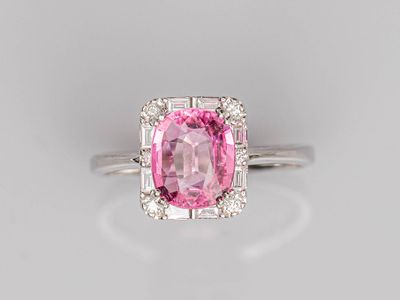 une bague en tourmaline rose et diamant