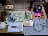 une table sur laquelle se trouvent beaucoup d'objets