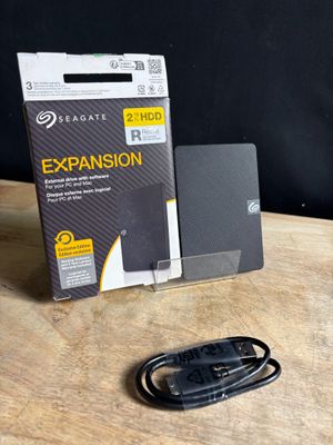 La boîte du disque dur externe se trouve à côté du chargeur.