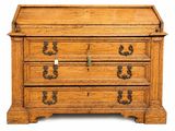 une vieille commode en bois surmontée d'une horloge