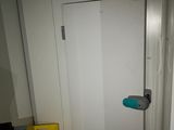 une porte blanche avec une poignée bleue dans une pièce