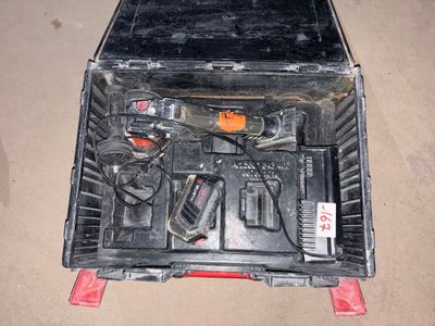 une boîte à outils contenant des outils, posée sur le sol