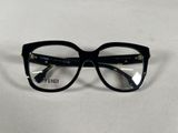 Les lunettes sont noires et ont des verres transparents.