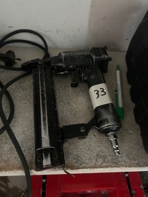 une photo d'une agrafeuse et d'un pistolet à clous posés sur un comptoir