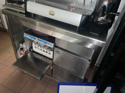une image d'une cuisine commerciale avec des appareils en acier inoxydable