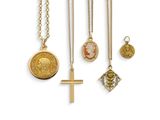 un gros plan sur un ensemble de colliers et une croix sur fond blanc
