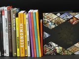 un grand nombre de livres posés sur une table