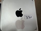 une boîte sur laquelle est collé un autocollant représentant le logo en forme de pomme