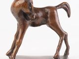 statue en bronze d'un cheval sur un socle en bois sur fond blanc
