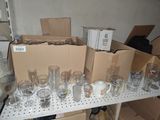 une table sur laquelle se trouvent de nombreux verres vides