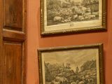 une salle de bains avec des toilettes et un tableau accroché au mur