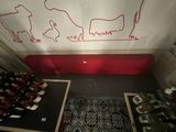 Des bouteilles de vin sont alignées sur le comptoir d'un caviste.