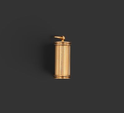 un briquet doré sur fond noir