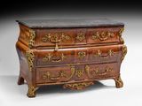 une commode surmontée d'un plateau en marbre