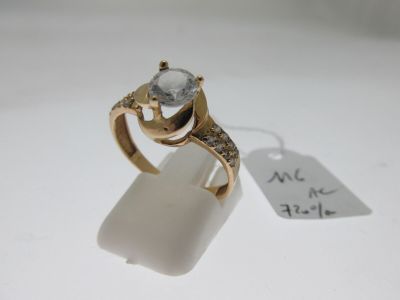 une bague en or ornée d'un diamant et d'une étiquette de prix