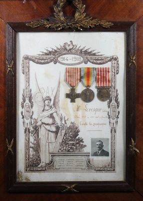 une vieille photo représentant une photo encadrée d'une médaille militaire