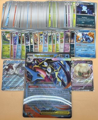gros plan d'une collection de cartes pokemon sur une table