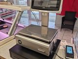 une vitrine sur laquelle est posé un téléphone portable