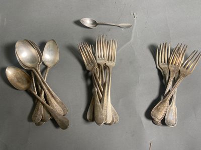 quatre fourchettes et cuillères sont disposées en rangée sur une table