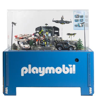 une vitrine contenant tout un tas de jouets