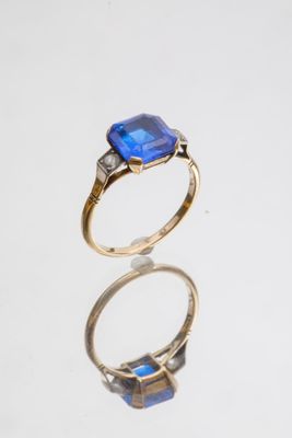 Bague en or jaune et or gris serti d'une pierre bleue taille…