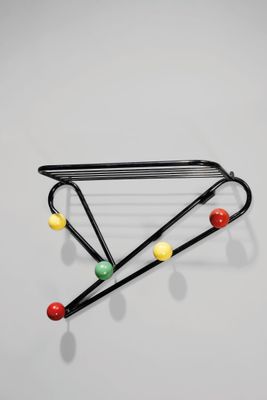 une image représentant un support noir sur lequel sont disposées des boules multicolores