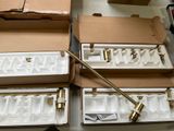 quatre cartons de tailles différentes, contenant des objets de tailles variées