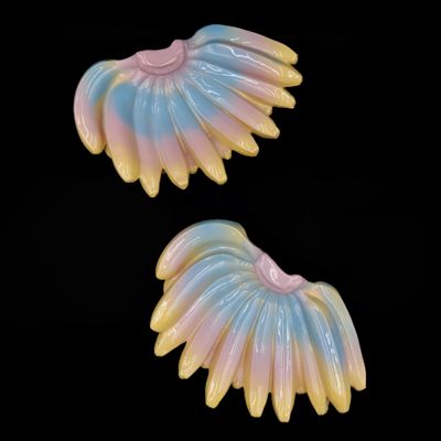 deux fleurs en plastique jaunes et bleues sur fond noir