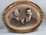 une vieille photo montrant deux hommes en costume-cravate posant pour la photo