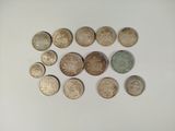 un lot de pièces de monnaie posées sur une table