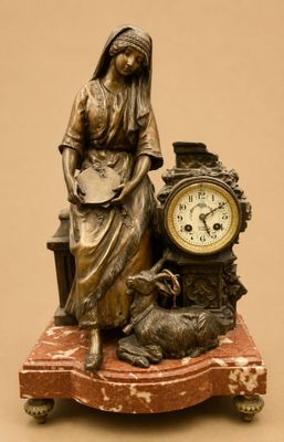une statue de femme assise sur une table à côté d'une horloge