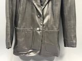 veste en cuir argenté avec des boutons sur le revers et un col à revers