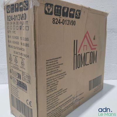 une boîte en carton posée sur une table