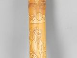 un grand tube en bois orné d'un motif