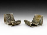 une paire de chaises en béton placées l'une à côté de l'autre