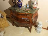 une petite table sur laquelle est posé un vase