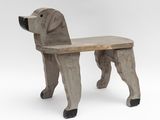 une photo d'un banc pour chien en bois avec une assise en bois