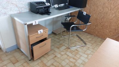 un bureau sur lequel se trouvent deux ordinateurs et une imprimante