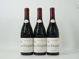 trois bouteilles de vin posées sur une table blanche