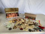 une table sur laquelle se trouve une boîte contenant des boutons et d'autres objets